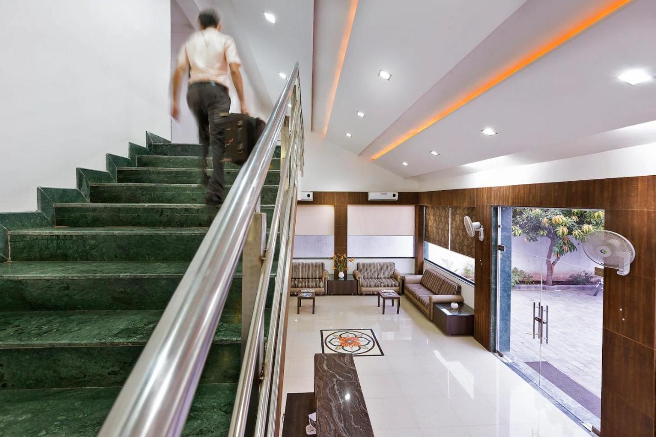 Hotel Shirdi Sai Wada Екстериор снимка