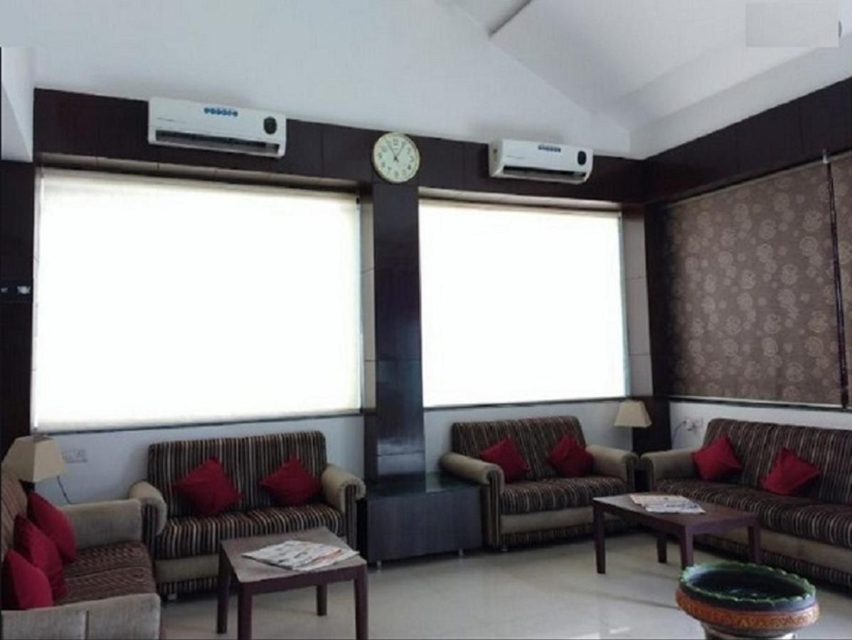 Hotel Shirdi Sai Wada Екстериор снимка