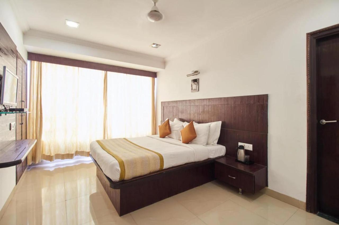 Hotel Shirdi Sai Wada Екстериор снимка