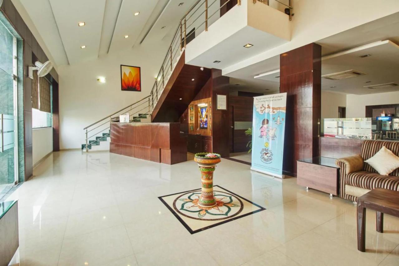 Hotel Shirdi Sai Wada Екстериор снимка