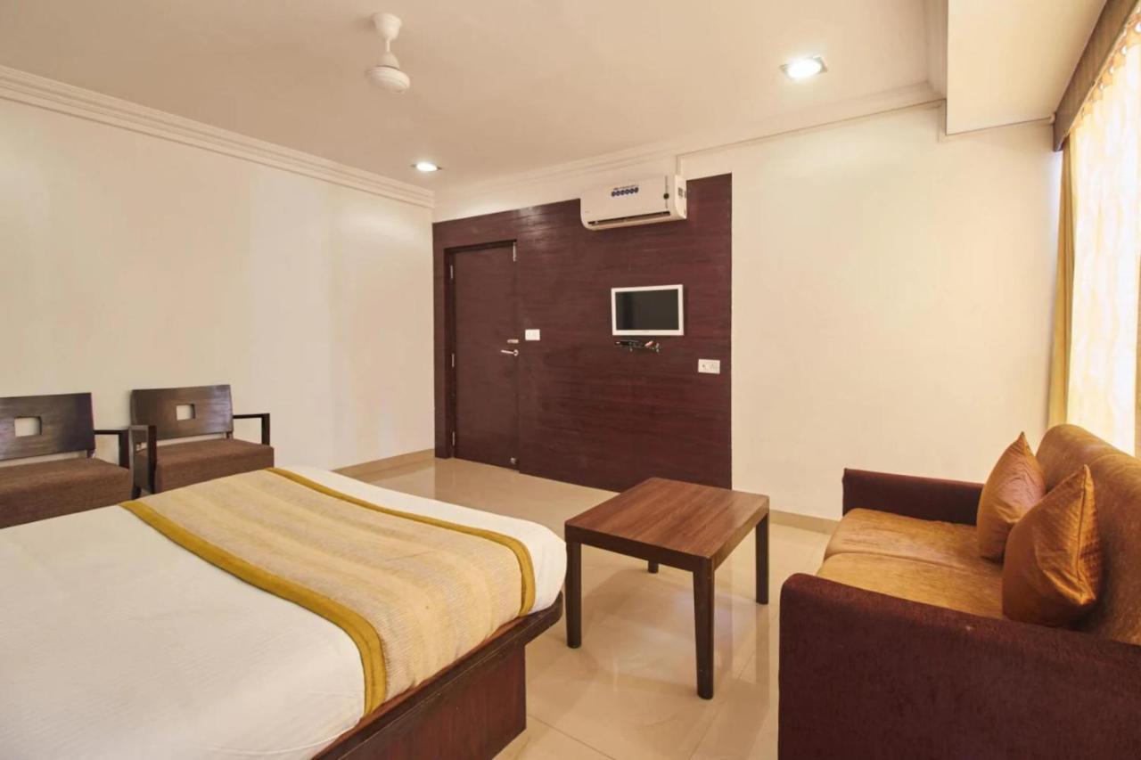Hotel Shirdi Sai Wada Екстериор снимка