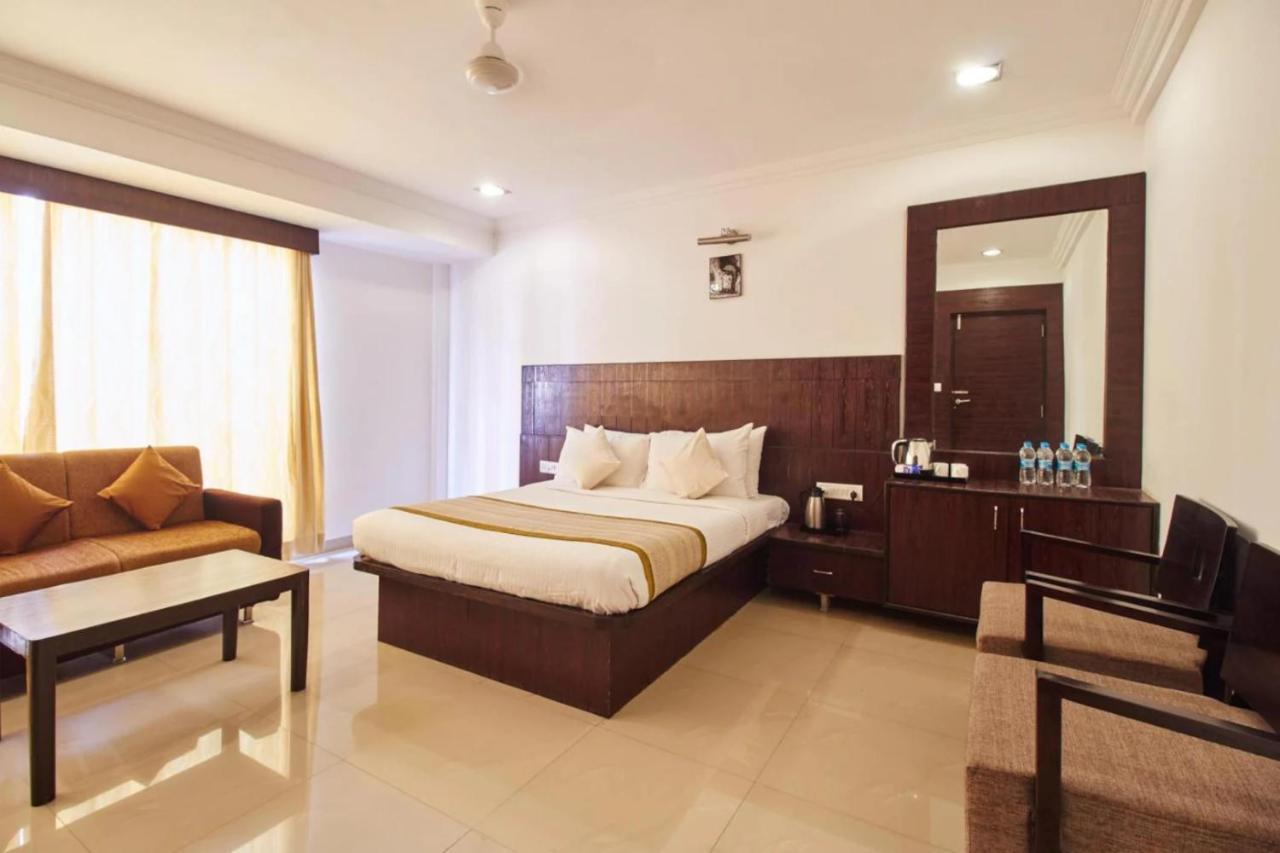 Hotel Shirdi Sai Wada Екстериор снимка