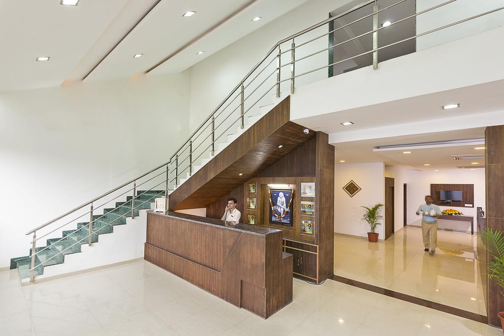 Hotel Shirdi Sai Wada Екстериор снимка