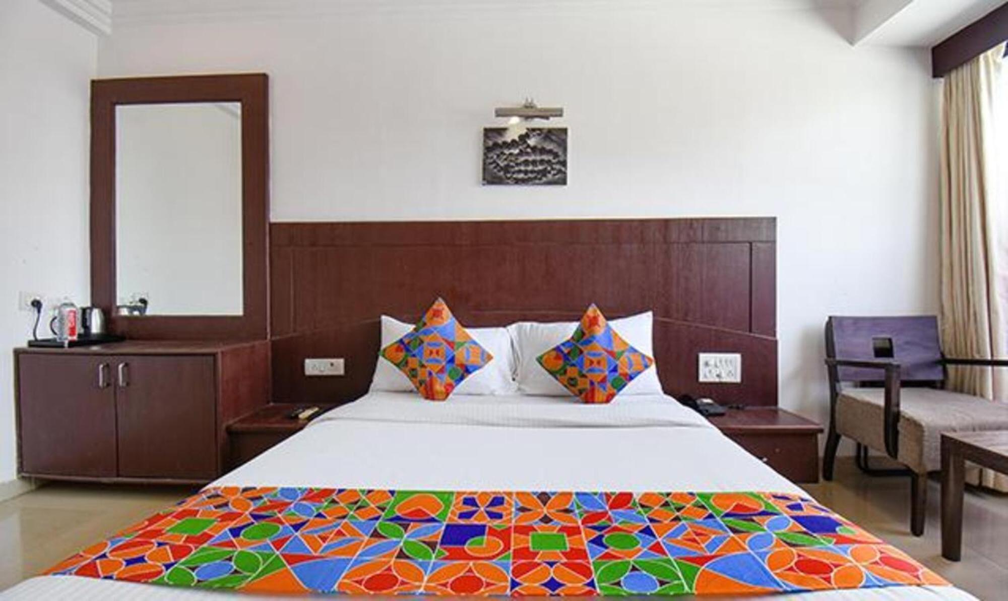 Hotel Shirdi Sai Wada Екстериор снимка