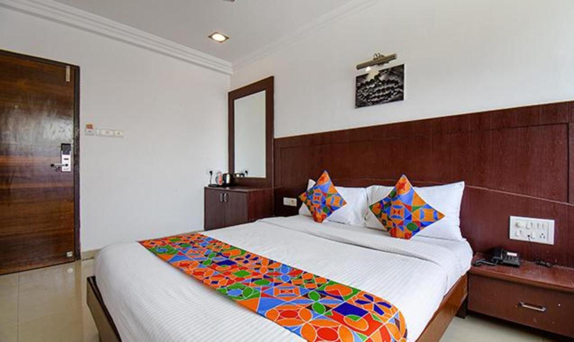 Hotel Shirdi Sai Wada Екстериор снимка