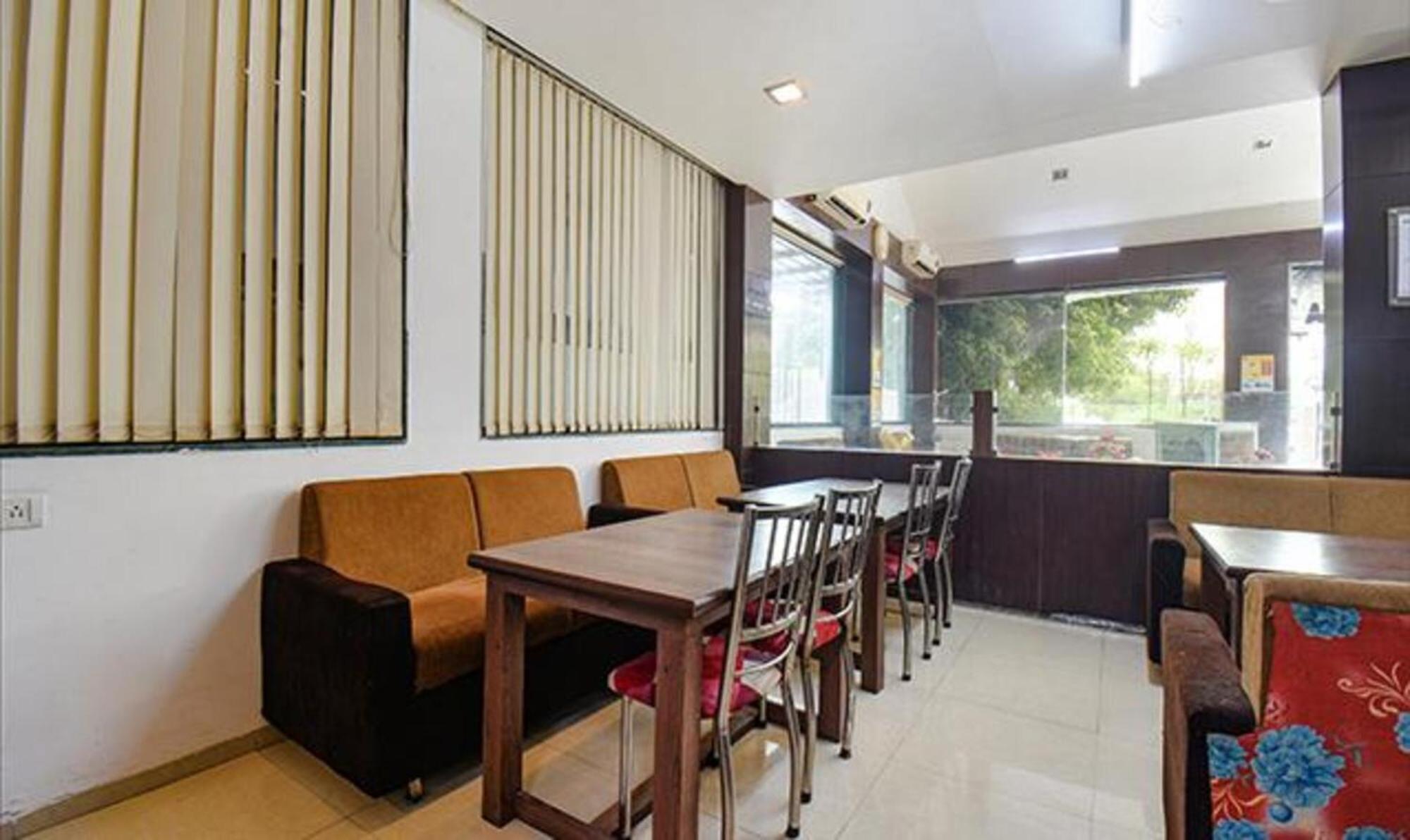 Hotel Shirdi Sai Wada Екстериор снимка