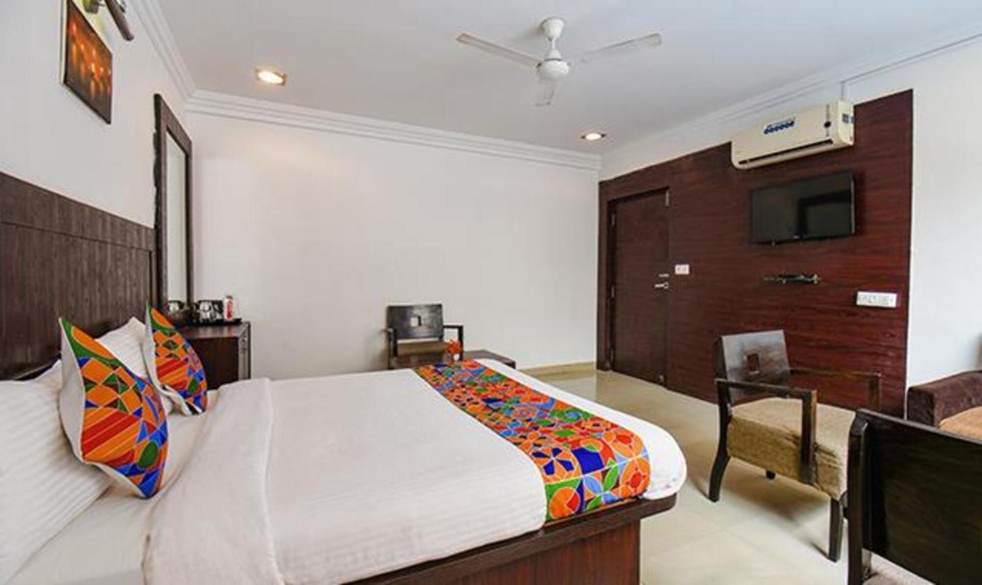 Hotel Shirdi Sai Wada Екстериор снимка