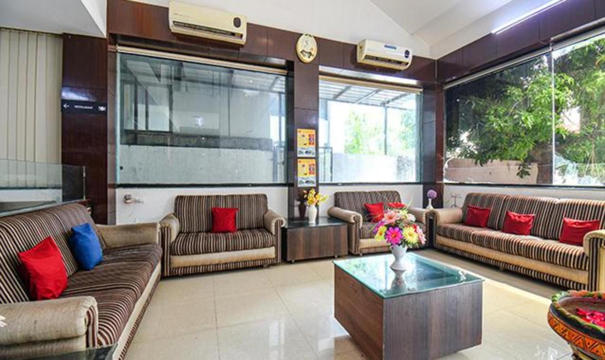 Hotel Shirdi Sai Wada Екстериор снимка