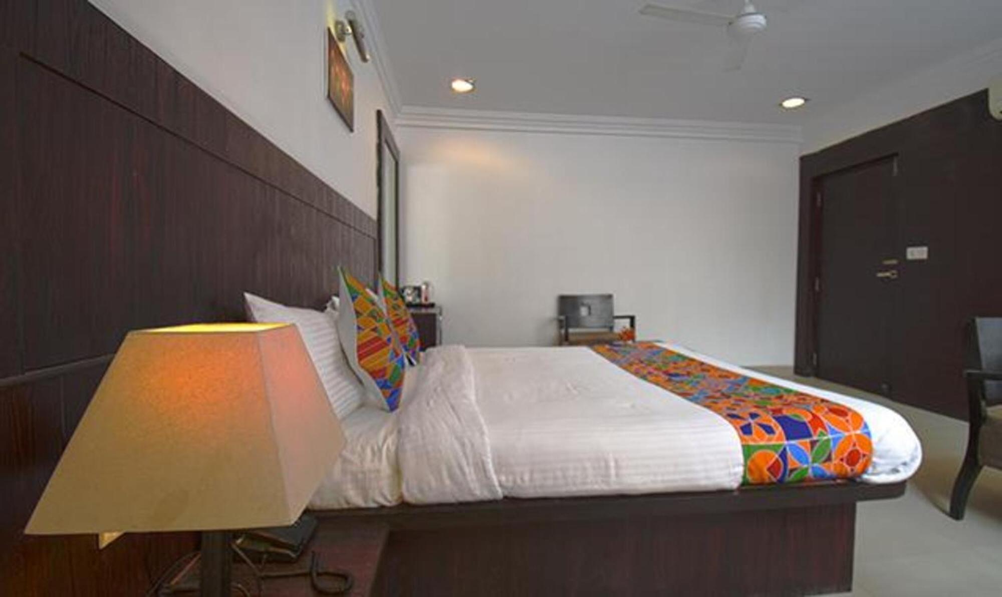 Hotel Shirdi Sai Wada Екстериор снимка