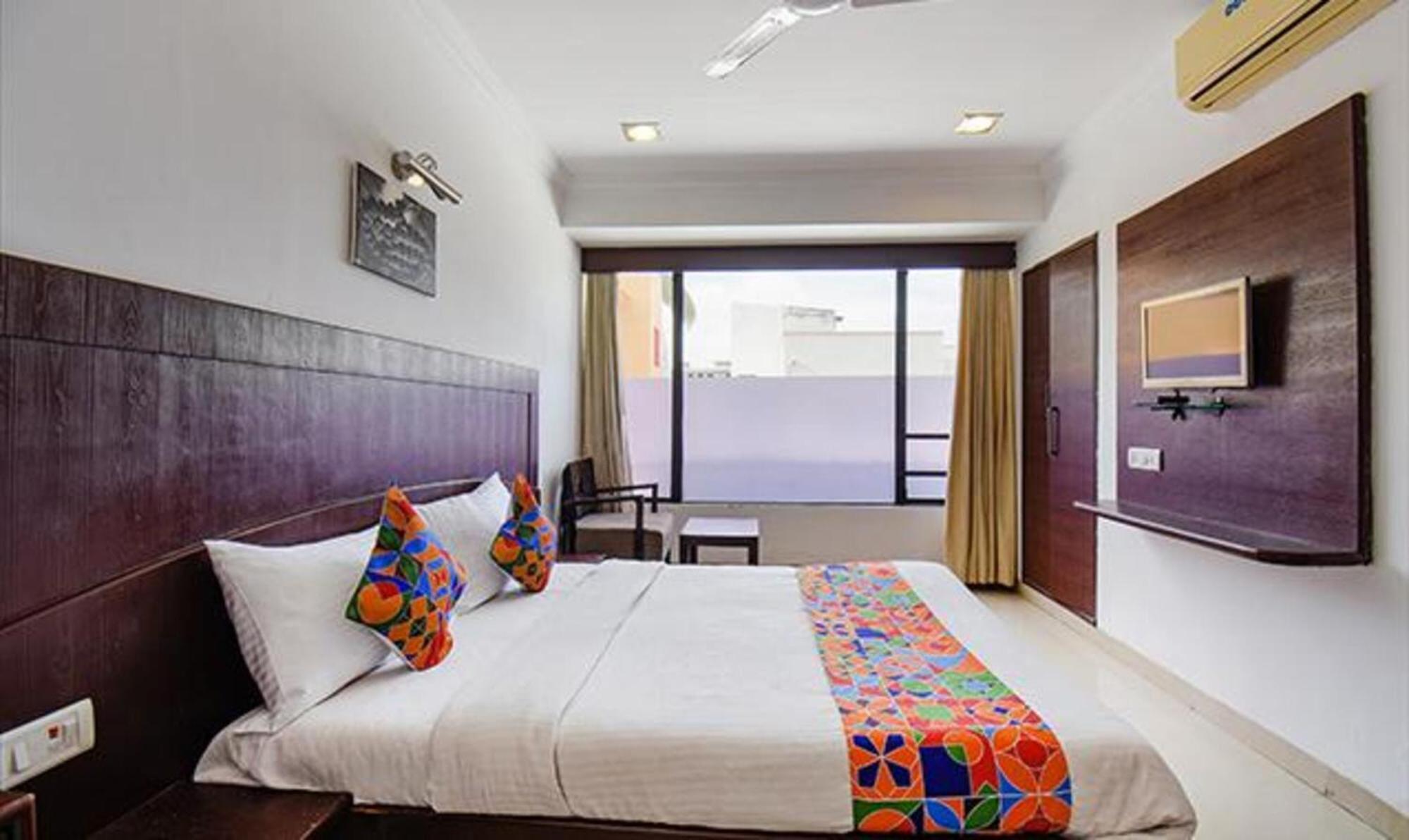 Hotel Shirdi Sai Wada Екстериор снимка