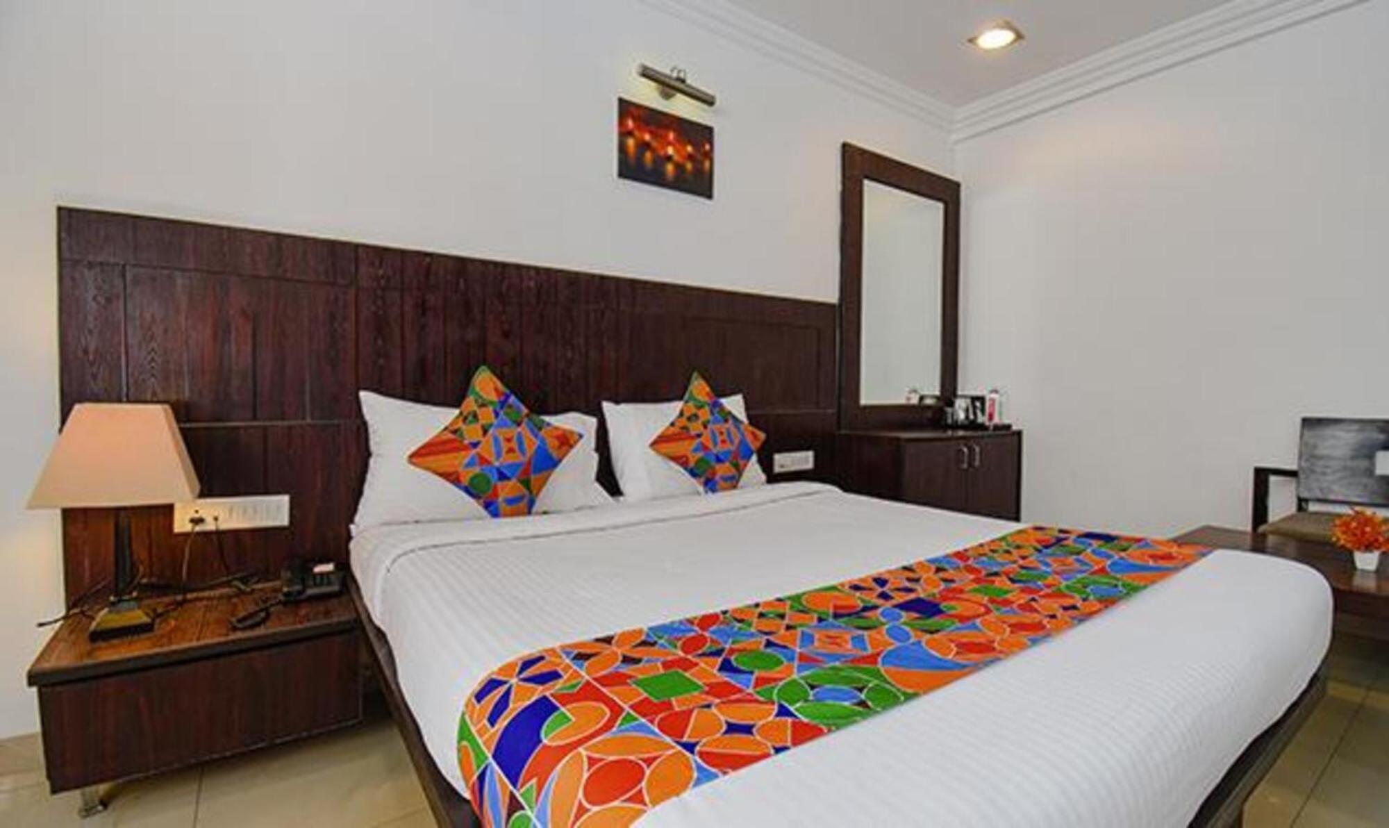 Hotel Shirdi Sai Wada Екстериор снимка