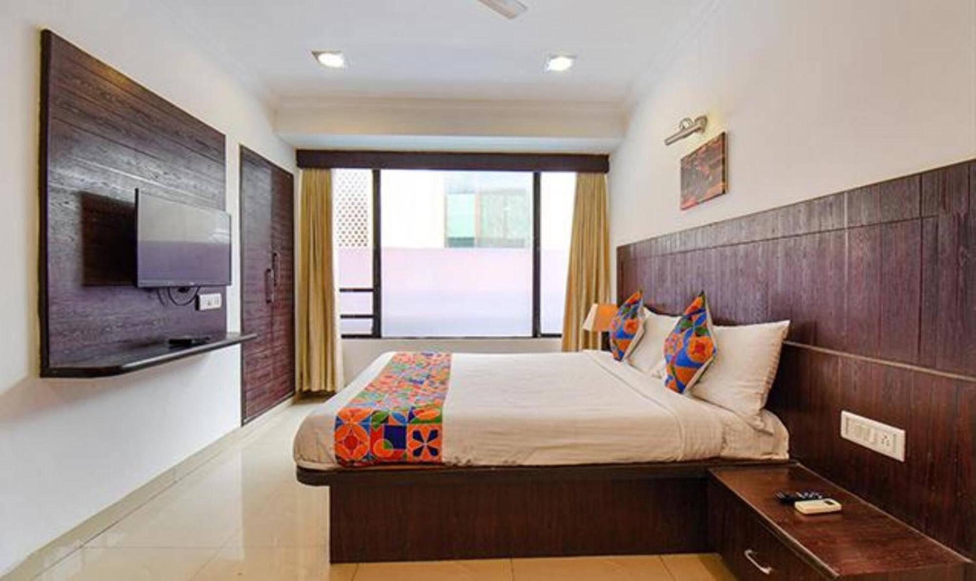 Hotel Shirdi Sai Wada Екстериор снимка