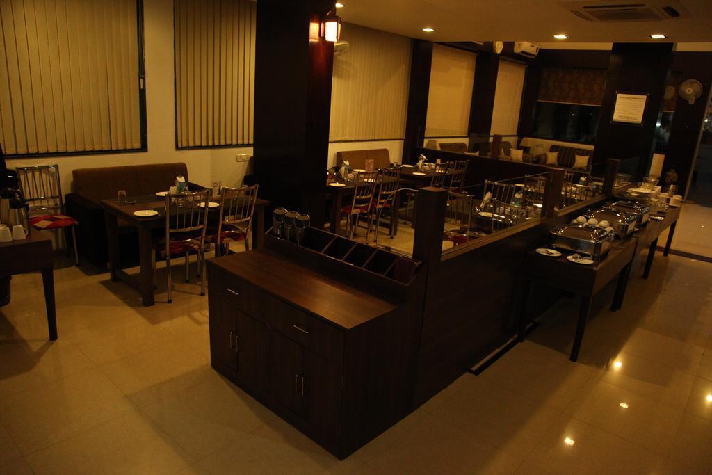 Hotel Shirdi Sai Wada Екстериор снимка