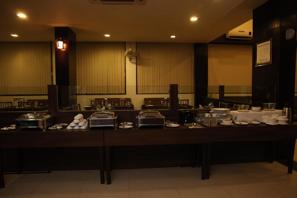 Hotel Shirdi Sai Wada Екстериор снимка