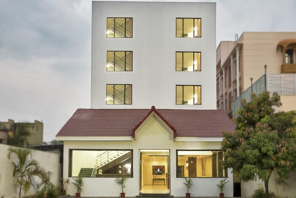 Hotel Shirdi Sai Wada Екстериор снимка