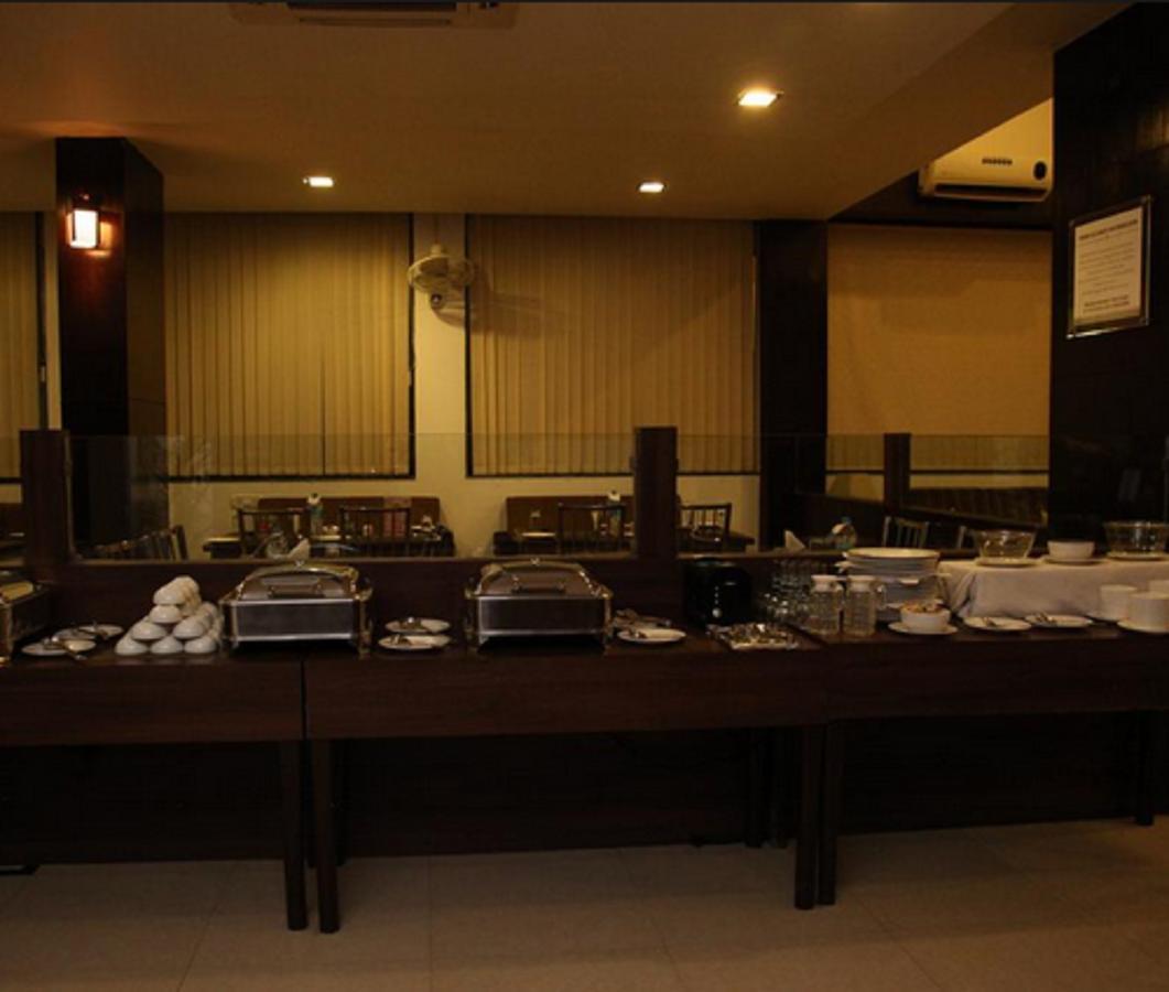 Hotel Shirdi Sai Wada Екстериор снимка