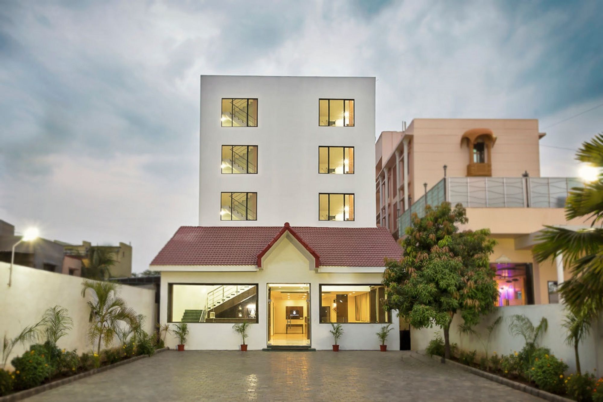 Hotel Shirdi Sai Wada Екстериор снимка