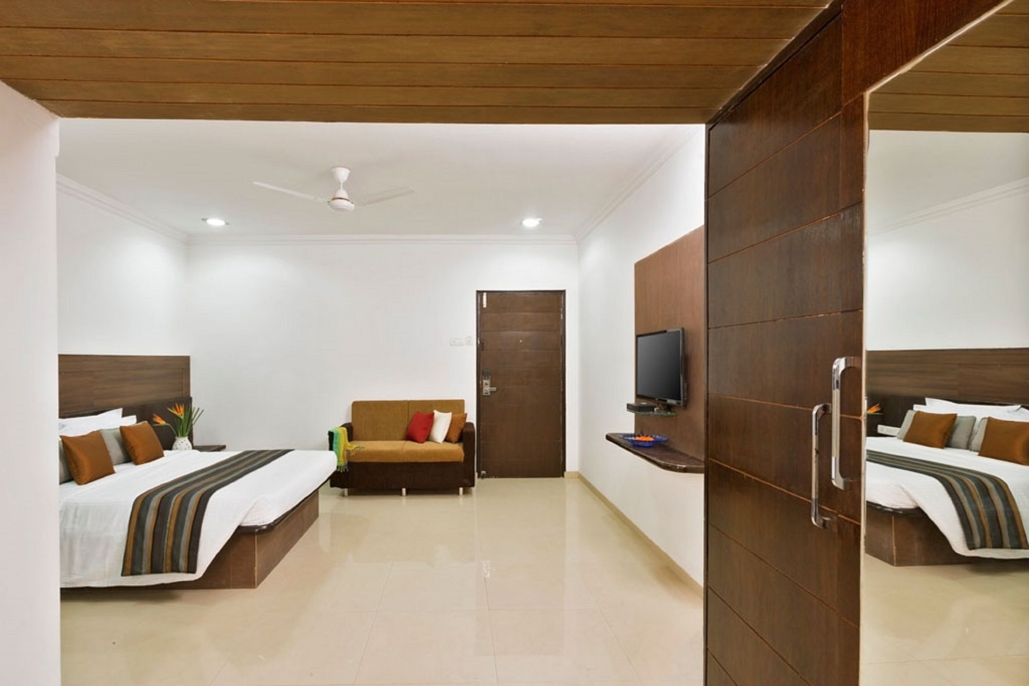 Hotel Shirdi Sai Wada Екстериор снимка